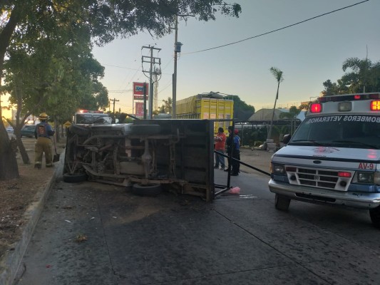 Camioneta vuelca en la Avenida Carlos Canseco de Mazatlán