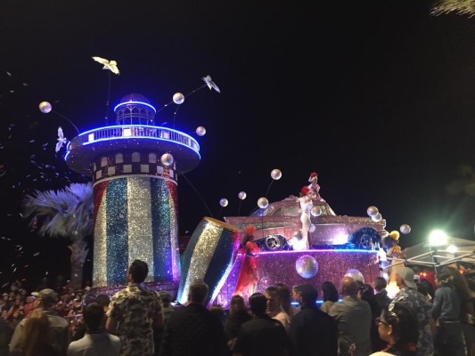 Mazatlecos y turistas gozan la fiesta del pueblo
