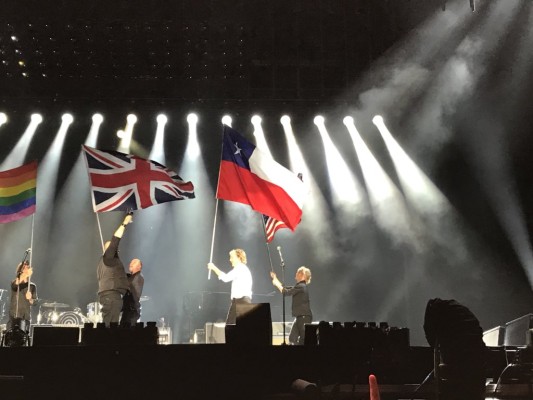 Confunde Paul McCartney bandera de Texas con la de Chile