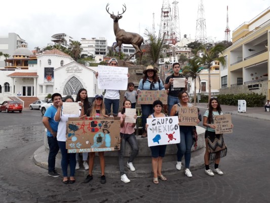Ciudadanos se manifiestan en Mazatlán por muerte de especies marinas en el Mar de Cortés