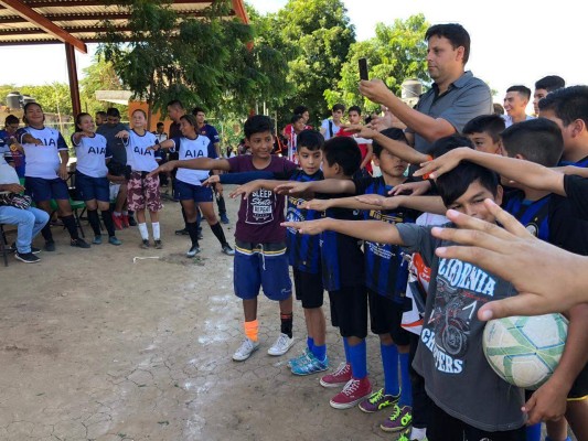Premian a los campeones de la Liga de Futbol de Las Higueras del Conchi