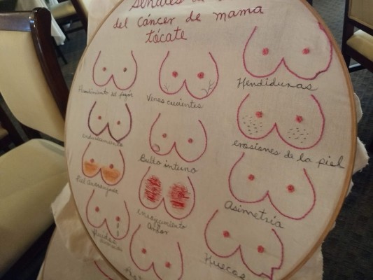 En los bordados reflexionan en torno el cáncer de mama y sobre la importancia del autocuidado.