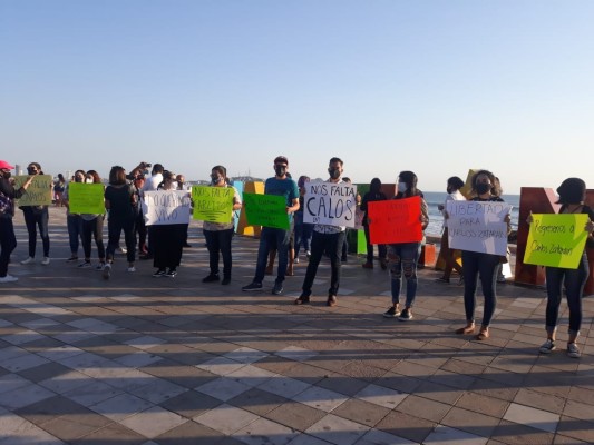 Desaparición de Carlos une al gremio periodístico