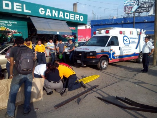 Arrolla vehículo a mujer mientras esperaba el camión por la avenida Colosio en Mazatlán
