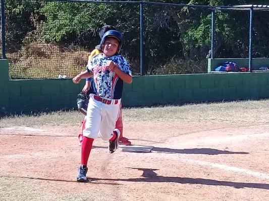 Buenas jugadas hay en la Liga de Beisbol Infantil y Juvenil Antonio Quintero Castañeda.