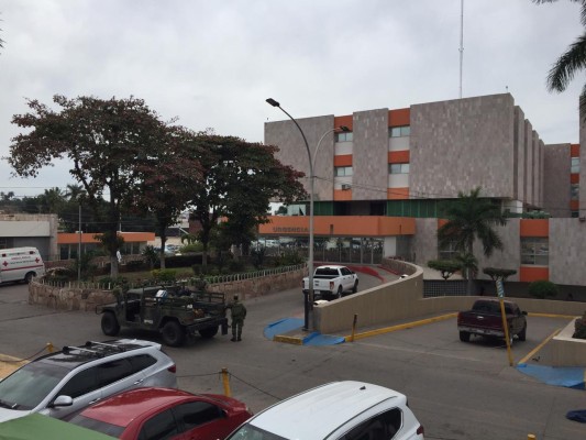 El área fue acordonada y elementos de varias corporaciones montan un operativo.