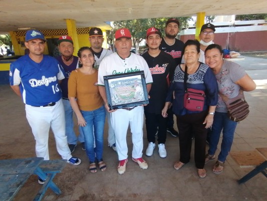 El homenajeado, Francisco Quevedo Ruiz, acompañado por sus familiares.