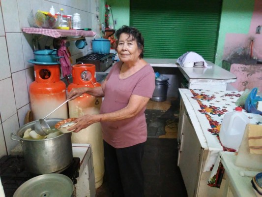 Doña Elia disfruta preparar menudo para sus clientes en el mercado municipal de Rosario