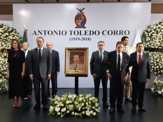 Rinden homenaje en Palacio de Gobierno a Antonio Toledo Corro