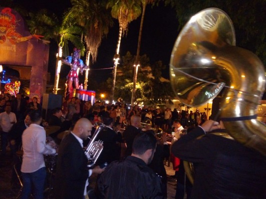Disfruten miles de personas segunda noche de Carnaval de Mazatlán en Olas Altas y Plazuela Machado