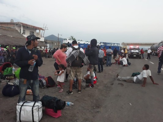 Llega grupo de migrantes centroamericanos a Escuinapa a bordo de siete camiones
