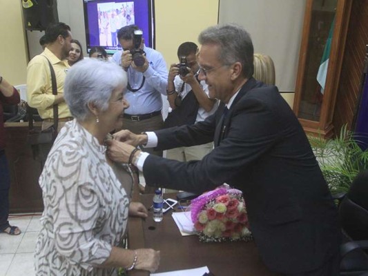 Recibe Rita Correa medalla ‘Agustina Monterde Lafarga’
