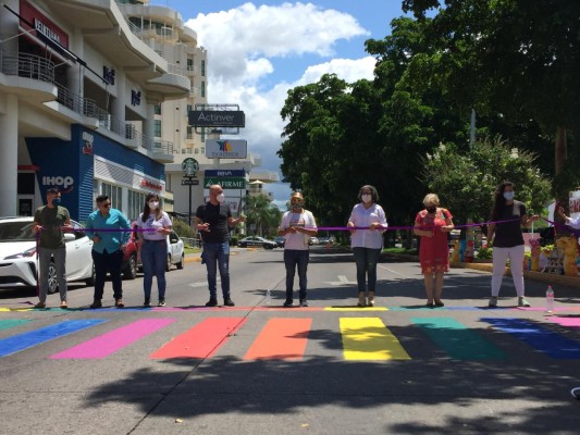 En Culiacán, pinta comunidad LGBTT paso peatonal por un Sinaloa más incluyente