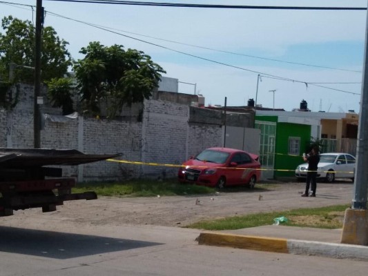 En Mazatlán, hallan un vehículo abandonado en la Colonia Libertad de Expresión