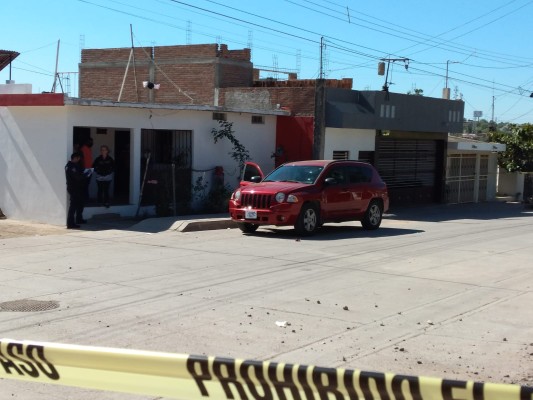 Asesinan a balazos a un hombre en una camioneta, en Culiacán