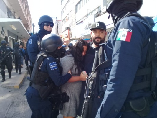 Frenan de nuevo a los ambulantes del Centro de Mazatlán y el conflicto sube de tono