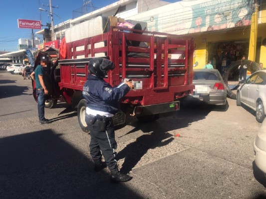 En Culiacán, retiran objetos utilizados para apartar estacionamientos en calles aledañas al mercado Rafael Buelna