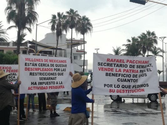 Protestan pescadores en Mazatlán frente a Conapesca y bloquean avenida Camaròn-Sàbalo