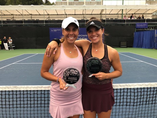 Giuliana Olmos y Desirae Krawczyk muestran su trofeo de campeonas.