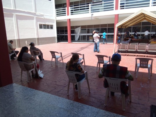 Acuden usuarios por placas y trámites vehiculares respetando sana distancia