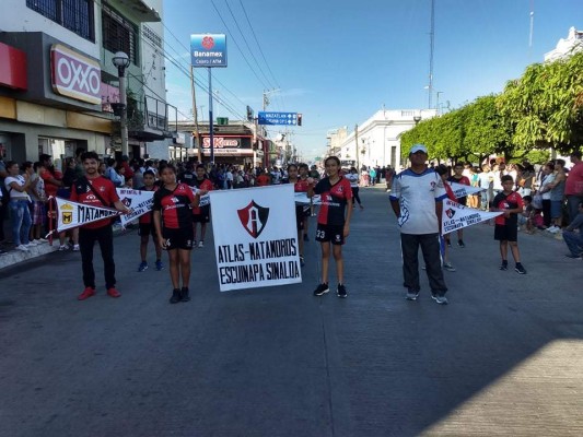 Atlas Escuinapa participa en desfile deportivo del 20 de noviembre