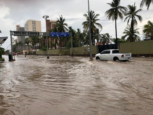 Funciona solo una de cuatro bombas frente a Conapesca y eso provoca inundaciones en esta zona de Mazatlán