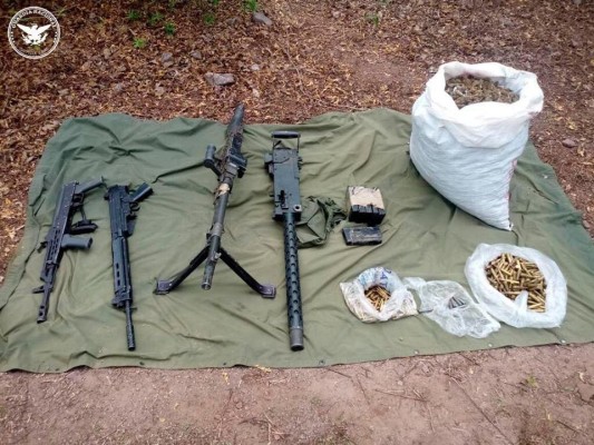 Aseguran armas, cartuchos, droga y camioneta con reporte de robo al norte de Culiacán