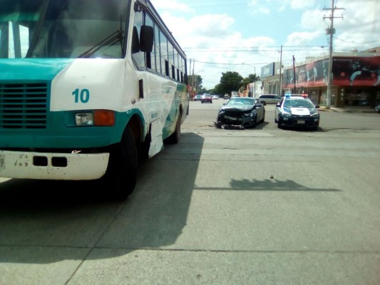 Choca un camión contra un auto de lujo en la colonia Miguel Alemán de Culiacán