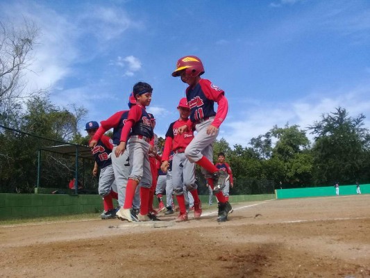 Duelo entre Sanabria’s y Astros de la categoría Infantil Menor.