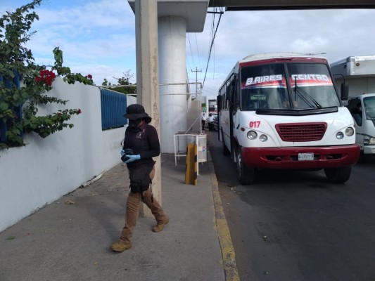 En Culiacán, un hombre ataca a su pareja con un cuchillo en un camión urbano y la deja herida
