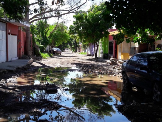 Está intransitable la calle Ferrocarril de la Colonia Santa Elena, en Mazatlán