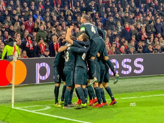 Real Madrid vence 2-1 al Ajax en Amsterdam
