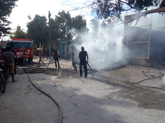 Se consume vivienda por completo tras fuerte incendio en la Madero, en Mazatlán