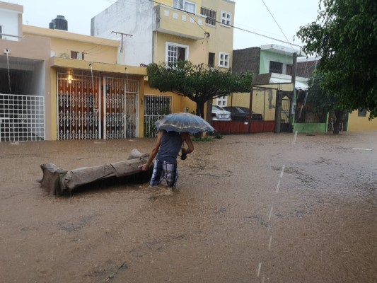 Sorprende lluvia invernal en Mazatlán y deja intransitables amplios sectores de la ciudad