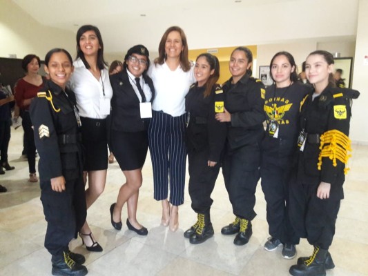 Margarita Zavala visita Sinaloa y se pone la boina negra