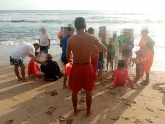 Rescatan a cuatro bañistas que eran arrastrados por el mar, en Mazatlán