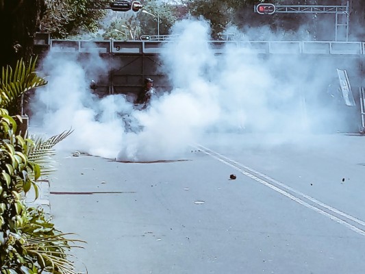 Lanzan gases lacrimógenos a padres de los 43 de Ayotzinapa en manifestación frente a Segob