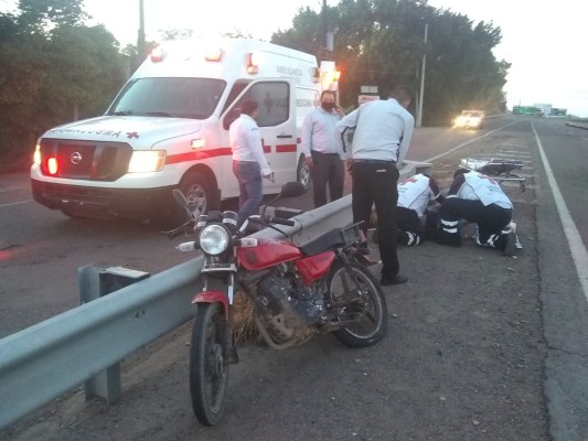 Joven derrapa en moto en carretera a Eldorado y se fractura