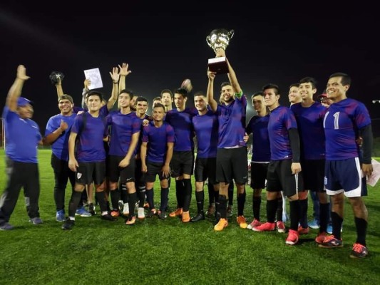 D’portenis levanta su trofeo de campeón.