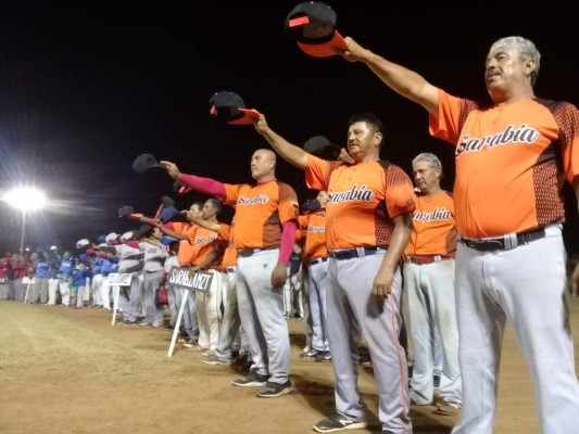 Los peloteros rinden la protesta deportiva.