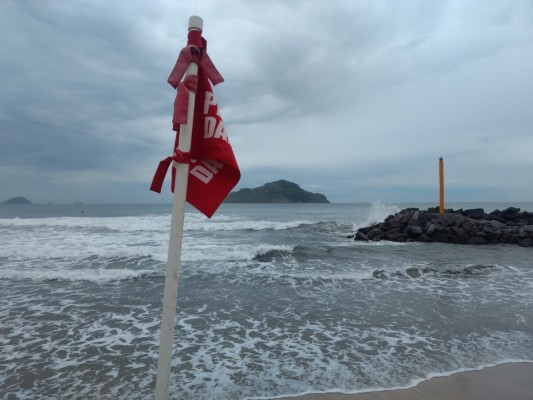 Aumenta oleaje en playas de Mazatlán por tormenta Raymond