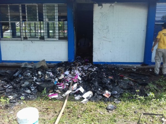 Se quema bodega de libros y butacas en secundaria de Escuinapa