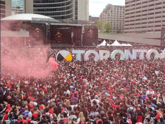 Balazos y estampida en festejos de los Raptors de Toronto