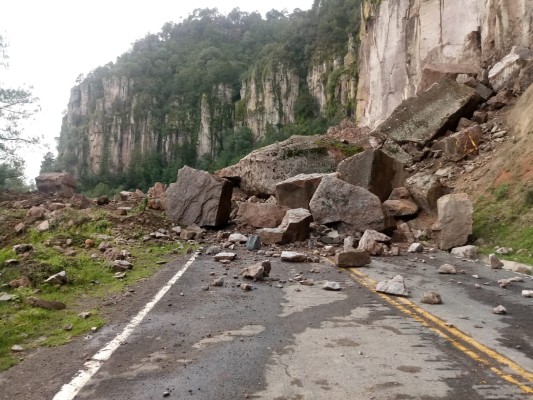 Derrumbe ‘cierra’ la carretera libre a Durango