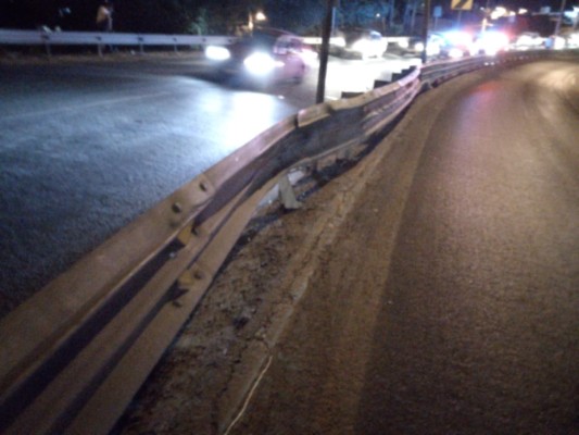 Resulta gravemente herido motociclista tras chocar contra el muro de contención del puente vehicular en Mazatlán