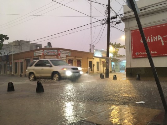 Deja fuerte lluvia inundaciones y congestionamiento vial en Culiacán