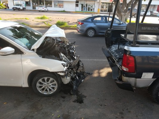 Auto choca contra una patrulla de la SSPM, en Mazatlán
