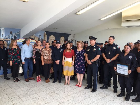 Autoridades municipales presiden el homenaje a los policías municipales, en Escuinapa.