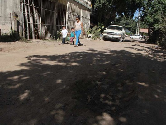 ‘Brotan’ hoyos en calles tras obra de drenaje