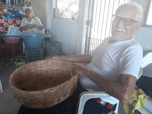 Don Gustavo, un tejedor de canastos de palma, falleció a los 100 años de edad, en el Ejido La Campana, en Escuinapa.